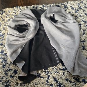 This is a Lululemon pull over. Size 6 but it is supposed to be very loose.